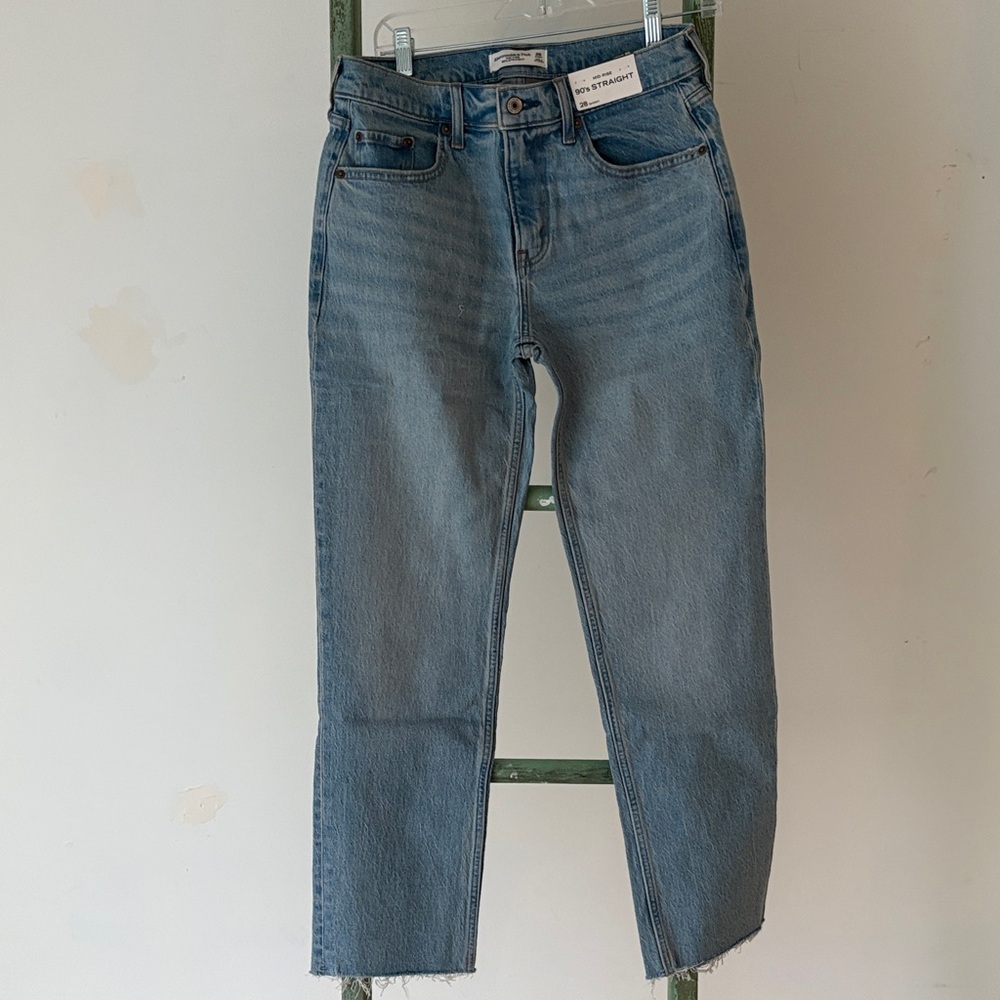 Abercrombie & Fitch Mid-Rise 90’s Straight Jeans – Light Wash – 28 Short – NWT